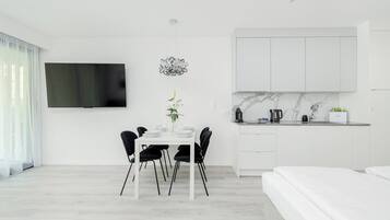 Iron/ironing board, travel crib, WiFi, bed sheets