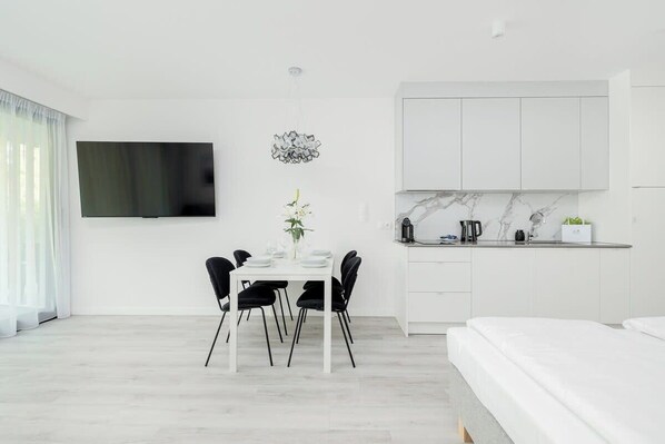 Iron/ironing board, travel crib, WiFi, bed sheets