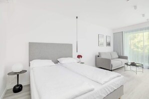 Iron/ironing board, travel crib, WiFi, bed sheets
