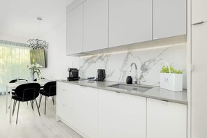 Fridge, microwave, stovetop, dishwasher