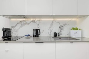 Fridge, microwave, stovetop, dishwasher