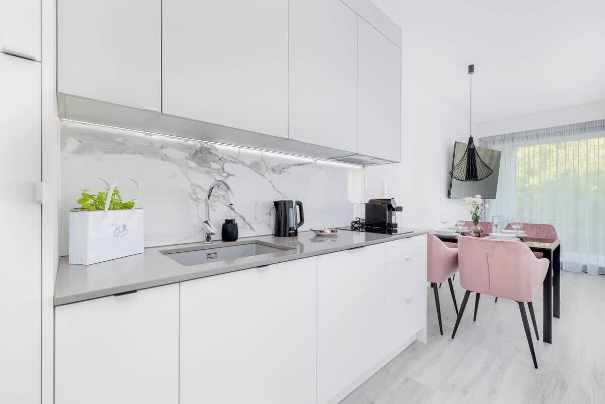 Frigorífico, microondas, placa de cocina y lavavajillas