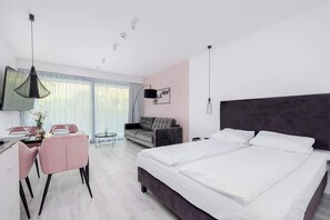 Iron/ironing board, travel crib, WiFi, bed sheets