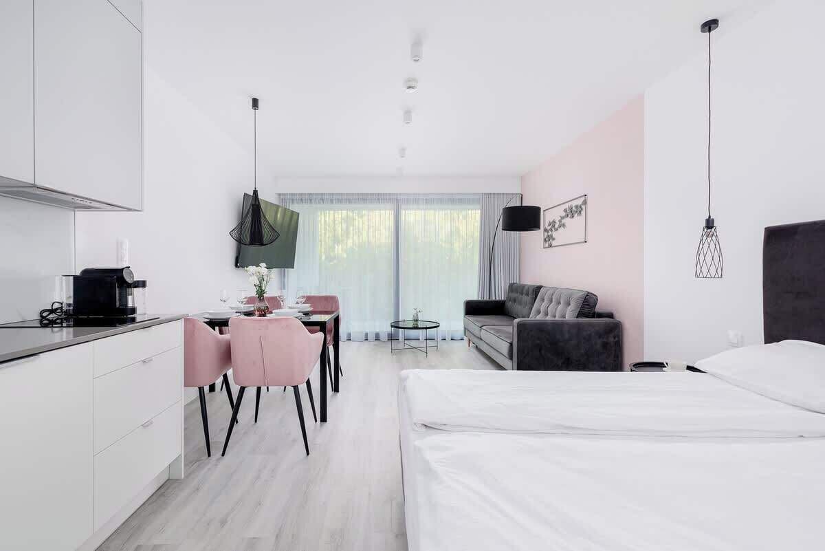 Tabla de planchar con plancha, cuna de viaje, wifi y ropa de cama 