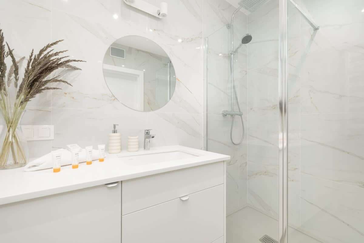 Shower, hair dryer, towels, shampoo