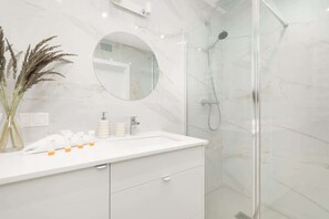 Douche, sèche-cheveux, serviettes fournies, shampoing