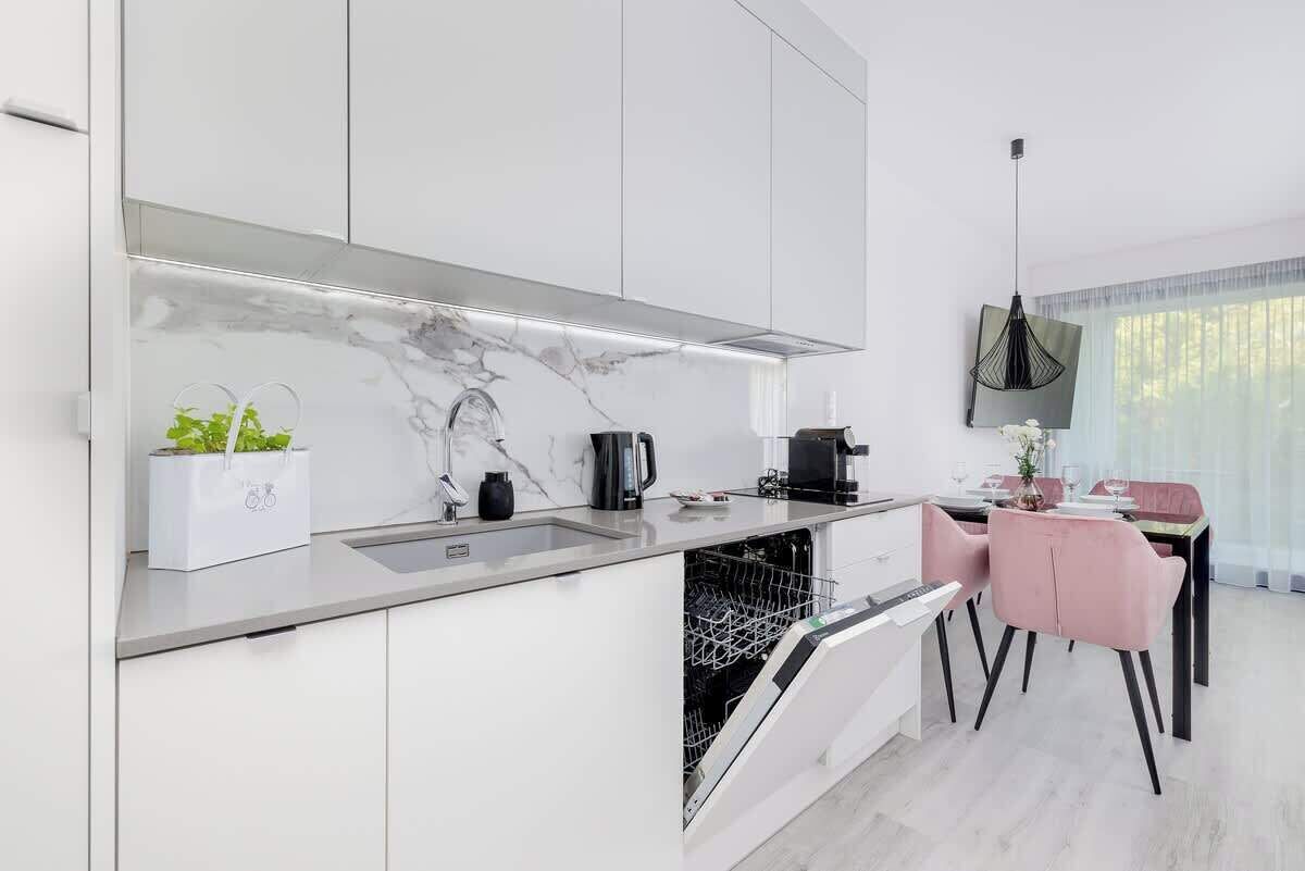 Refrigerador, microondas, placa de cocina, lavavajillas