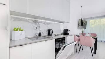 Refrigerador, microondas, placa de cocina, lavavajillas