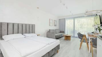 Tabla de planchar con plancha, wifi y ropa de cama