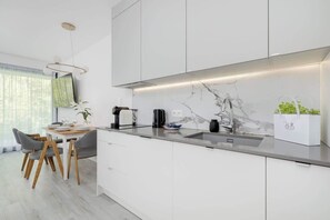 Fridge, microwave, stovetop, dishwasher