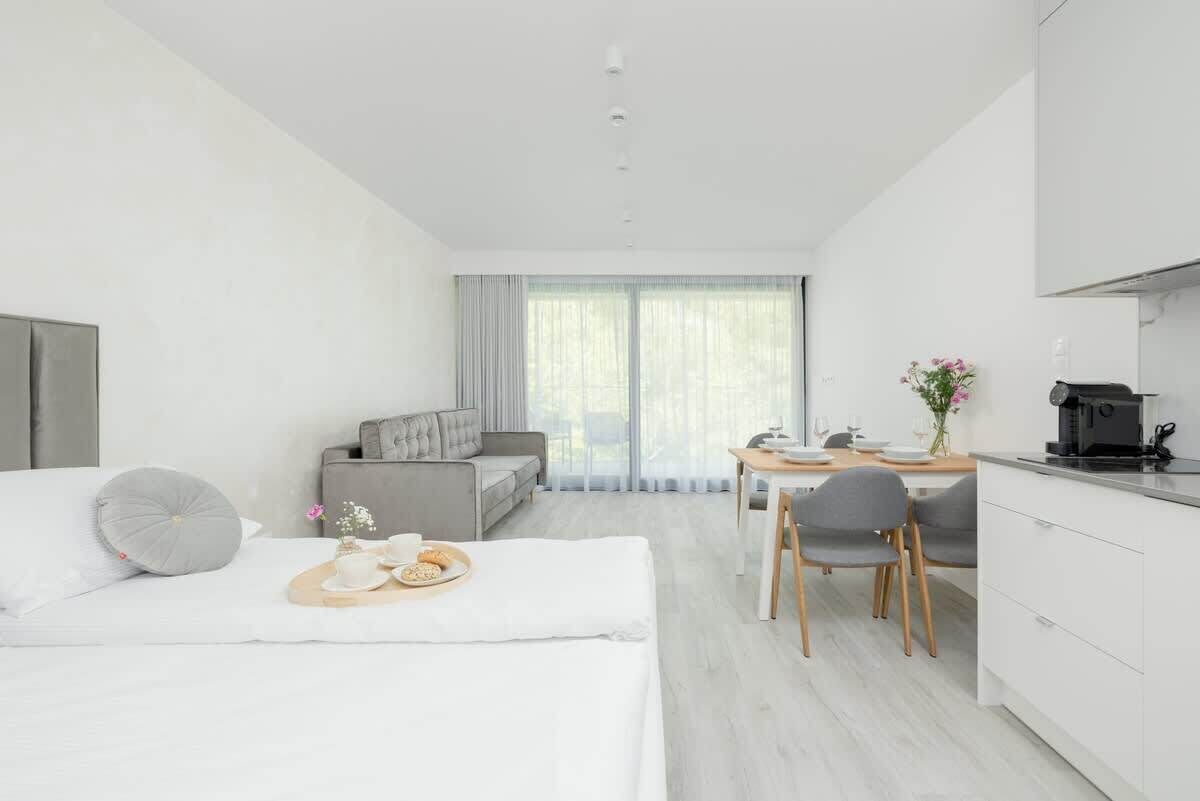 Tabla de planchar con plancha, wifi, ropa de cama