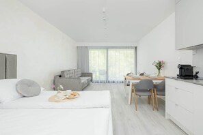 Iron/ironing board, WiFi, bed sheets