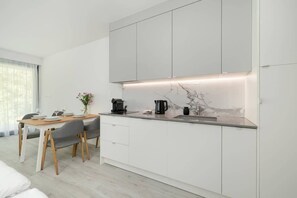 Fridge, microwave, stovetop, dishwasher
