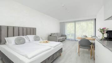 Iron/ironing board, WiFi, bed sheets