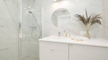 Dusche, Haartrockner, Handtücher, Shampoo