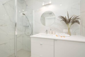 Shower, hair dryer, towels, shampoo