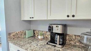 Fridge, microwave, oven, stovetop - Tranquil Pool Home Minutes to Siesta Key (Sarasota)