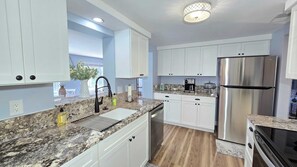 Kylskåp, mikrovågsugn, ugn och spishäll