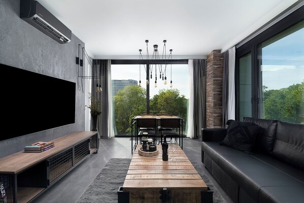 Apartamento urbano, sacada, vista para a cidade | Área de estar | TV de tela plana