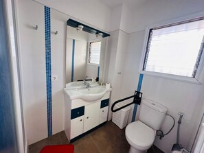 Studio | Badkamer | Een douche, een haardroger, handdoeken