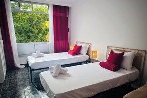 Een strijkplank/strijkijzer, gratis wifi, beddengoed