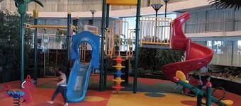 5mints to Airport! Family sized cosy place swimming pool, garden, gym & playarea