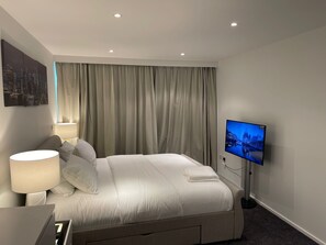 2 bedrooms, desk, iron/ironing board, free WiFi - Modern Luxury 2-Bedroom Flat in London Excel (London)