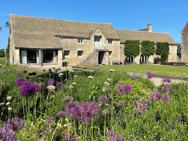 Exterior - Stunning 6-Bed Riverside Cotswold Mill, Sleeps 12. (Cirencester)