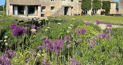 Stunning 6-Bed Riverside Cotswold Mill, Sleeps 12.