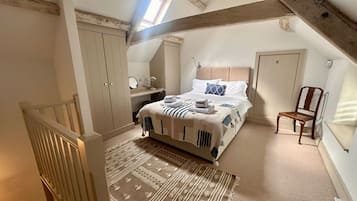 6 slaapkamers, een bureau, een strijkplank/strijkijzer, reisbedje