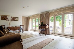 Smart TV, fireplace, books - Stunning 6-Bed Riverside Cotswold Mill, Sleeps 12. (Cirencester)