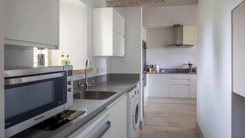 Een koelkast, een magnetron, een oven, een vaatwasser