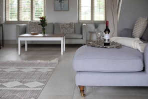 Smart TV, chimenea y libros