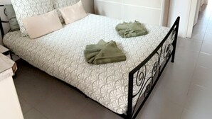 Ein Schlafzimmer mit einem Bett, einem Kleiderschrank und einer Tür.