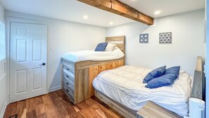 2 chambres, coffres-forts dans les chambres, fer et planche à repasser