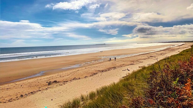 A wide beach with a clear sky and the sun shining. - St Lawrence Rest - Cosy Retreat in Warkworth (Morpeth)