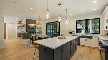 Fridge, oven, stovetop, dishwasher