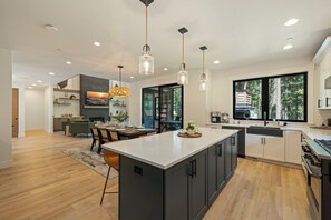 Fridge, oven, stovetop, dishwasher - Comfort + Connection = The Spirit of Winter Reimagined! (Cle Elum)