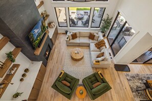 Smart TV, chimenea, futbolito y tenis de mesa