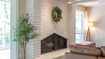 Smart TV, reproductor de DVD y libros