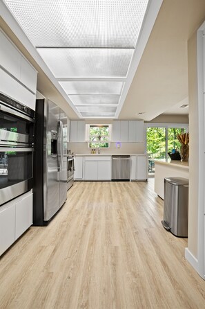 Een koelkast, een microgolfoven, een oven, een kookplaat