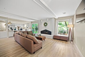 Smart-tv, een dvd-speler en boeken