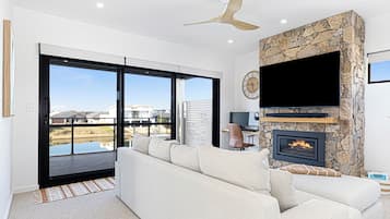 Smart TV, fireplace