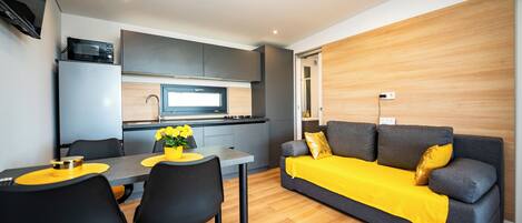 Eine moderne Wohnung mit Küche, Essbereich und Wohnzimmer.