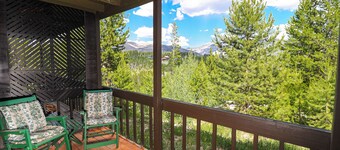 Pet Friendly! Ground level 2 Bedroom Mountain Retreat