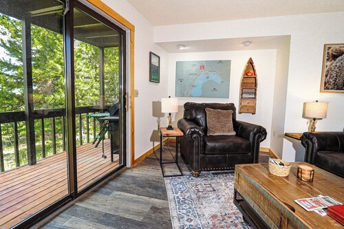 Pet Friendly! Ground level 2 Bedroom Mountain Retreat