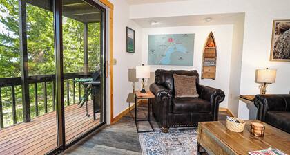 Pet Friendly! Ground level 2 Bedroom Mountain Retreat