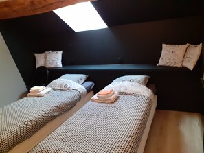 3 bedrooms, iron/ironing board, WiFi, bed sheets