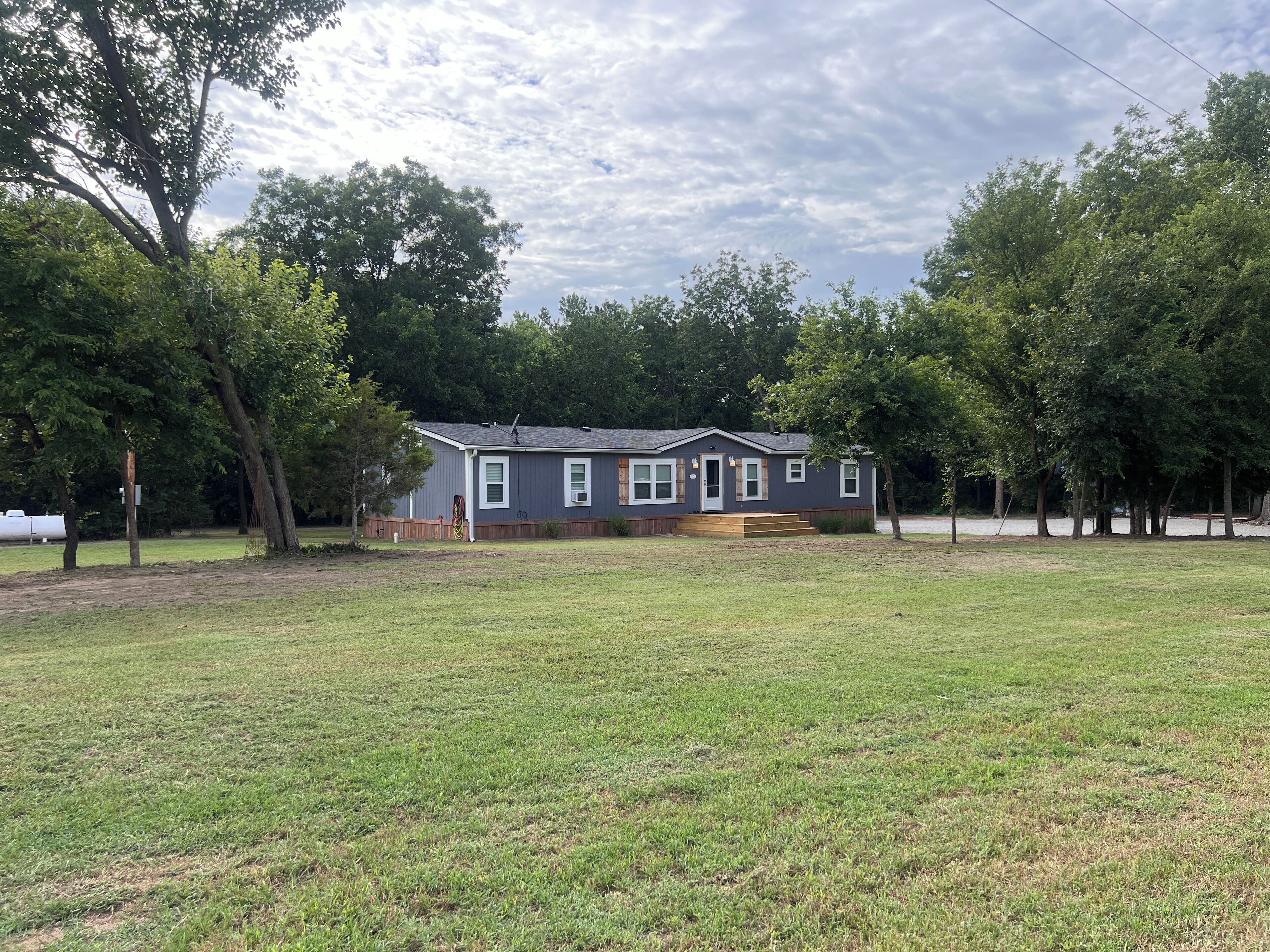 Secluded, Spacious 4-bedroom 2ba house with WiFi, AC on Kaw Lake near Ponca City