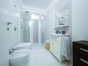 Baignoire et douche séparées, sèche-cheveux, peignoirs